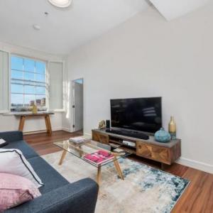 Inner-City apartment minutes walk to dining hubs Sydney New South Wales