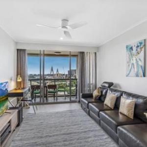 Luxurious harbour view apartment steps from city