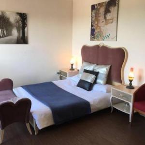CozyStudioUnit in BeverlyHills (Train Accessible)