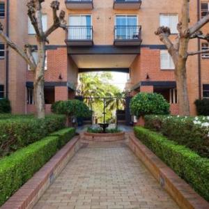 2 Bed Sydney Executive Apt Close to City