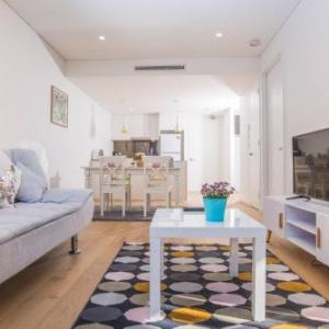 Rosebery APT for Travelling Couple (Green Square)