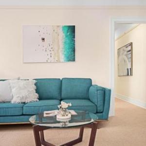 Art Deco apartment steps from harbour and beach Sydney