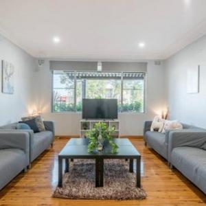 Beautiful Holiday Home in Sydney 3 Bedrooms 2 Bathrooms Sleeps 10 - MAJOR SAVINGS
