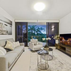 HomeHotel- Luxurious next to Shopping and Transport