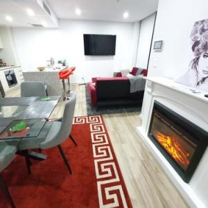 Lavish Quarters - 2 bed 2 bath parking sleeps 6 indoor & outdoor pool spa and sauna and gym