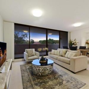 HomeHotel- Spacious Luxury Apt with Grand Balcony