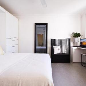 Enjoy Swims and Bridge Views a Stroll From the CBD