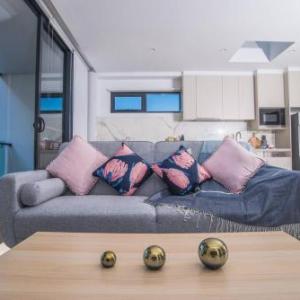 Lively 2bed1bath Mascot APT (Train Station Shops)