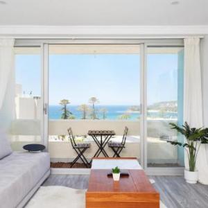 Panoramic Ocean Views in Stylish Manly Apartment