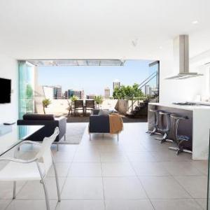 Enjoy Leafy Urban Outlooks in Modern Lifestyle Retreat