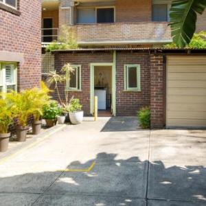 Renovated Art Deco Apartment Steps from Beach Sydney