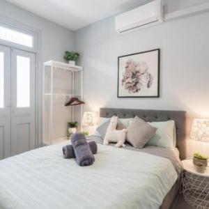 Cozy 3BR Getaway 1MinWalkToTrain Bus Shopping Sleeps7