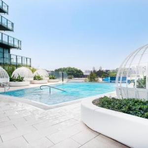 Luxe Apartment Five Minutes From Airport and City