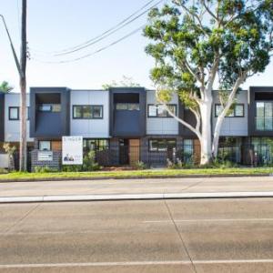 3-Bed House With Parking and Back Patio Near Shops
