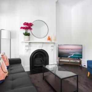 Chic Apartment With Balcony Next to Victoria Park