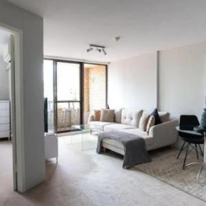 RELAXED MODERN & SPACIOUS // MOMENTS TO TRAIN