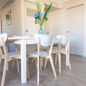 Sydney CBD Modern 2 bedroom Apartment + Free Car Parking
