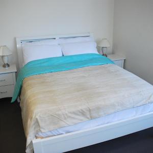 Studio Apartment with Harbor Bridge View and Parking