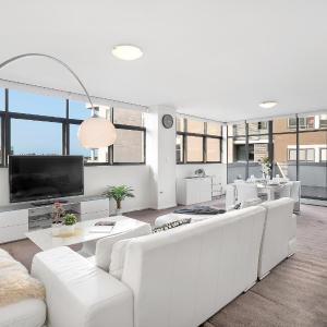 3BR Penthouse above a Shopping Mall. 5min to Beach