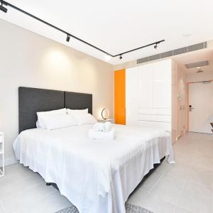 Contemporary brand new central located studio