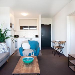 Sprawling City Views and Balcony in Cosy Apartment