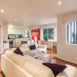 2 Bedroom with Parking & AC Close To Beach & City in Sydney