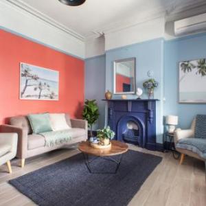 2-Bed Apartment Metres From Coogee Beach and Dining