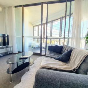 Luxury Level 2-bed 2-bath City View Apt in Olympic Park