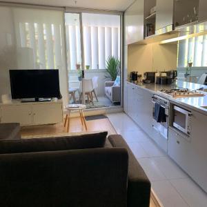 Darlinghurst Spacious apartment with balcony and pool with harbour views