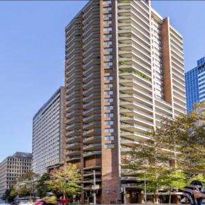 Perfect City location. Immaculate Apartment with Parking