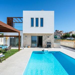 Luxury New Villa !
